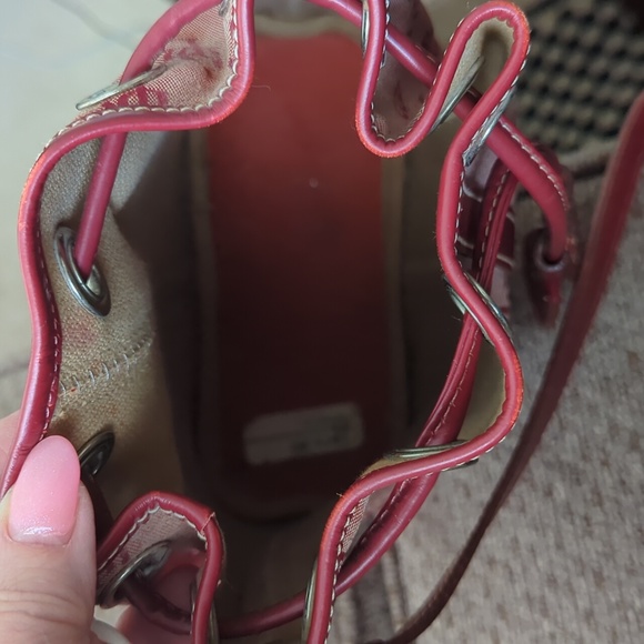 VINTAGE DOONEY & BOURKE RED SIGNATURE MINI DRAWSTRING BUCKET HANDBAG - Picture 8 of 15